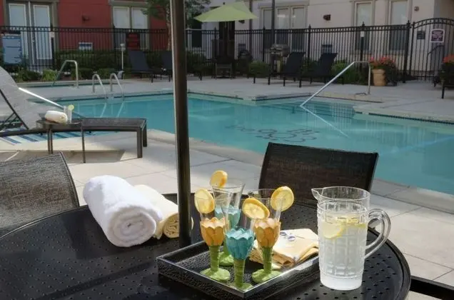 Bluebird Suites in Downtown Providence - Havuz