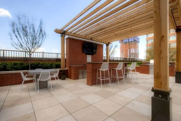 Bluebird Suites in Jersey City - Havuz