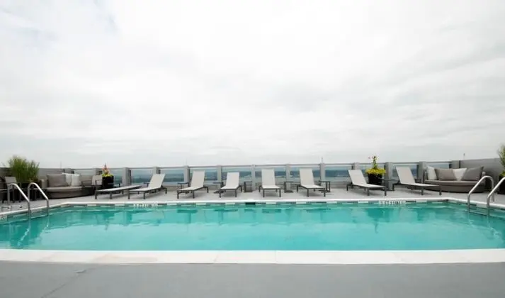 Bluebird Suites near National Airport - Havuz