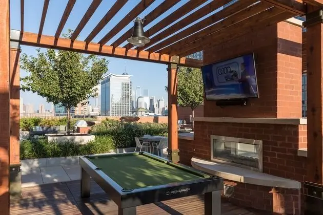 Bluebird Suites near Newport Center - Havuz