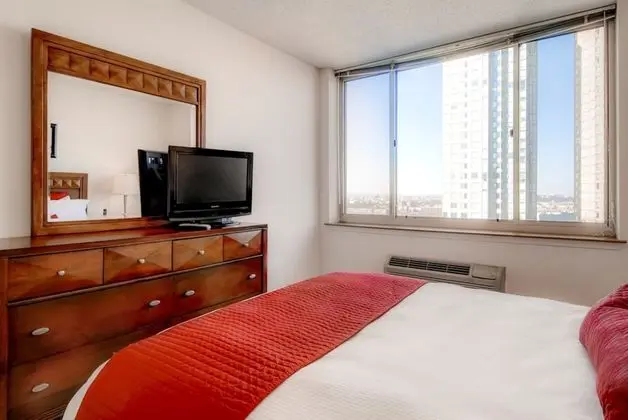 Bluebird Suites near Newport Center - Oda