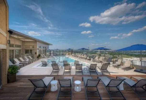 Bluebird Suites near Pentagon - Havuz