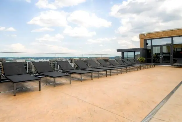 Bluebird Suites in Pentagon City - Havuz