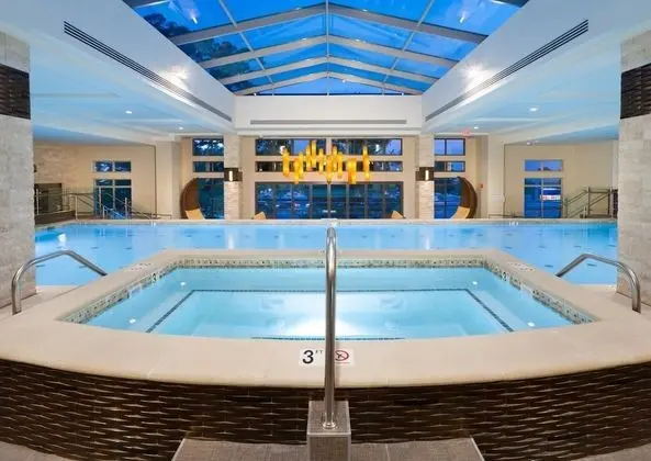Bluebird Suites in Reston - Havuz
