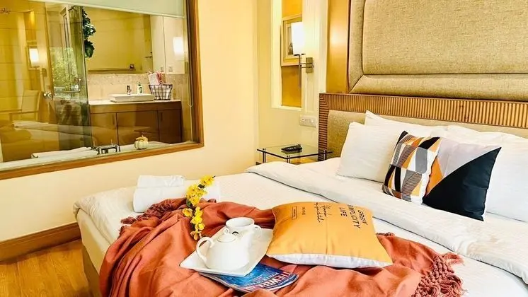 BluO 1BHK - DLF Galleria | BathTub, Balcony, Suite