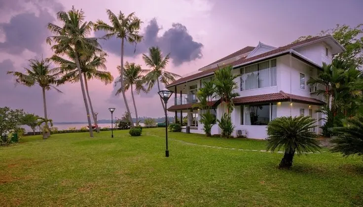 BLUSALZ MANOR Waters Edge Kochi