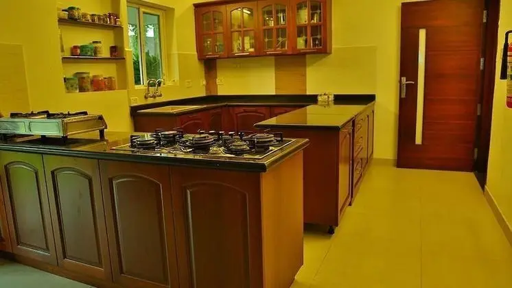BLUSALZ MANOR Waters Edge Kochi - Mutfak