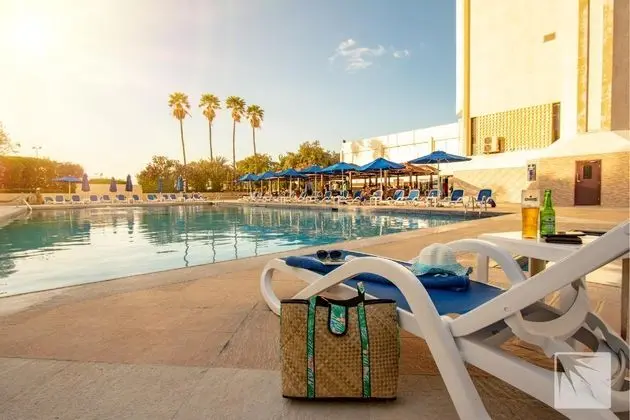 BM Beach Hotel - Havuz