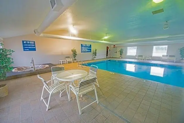 Boarders Inn & Suites by Cobblestone Hotels - Munising - Havuz