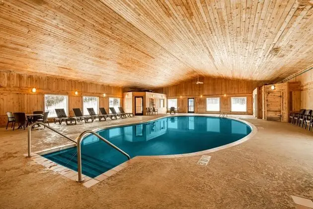Boarders Inn & Suites by Cobblestone Hotels - Supe - Havuz