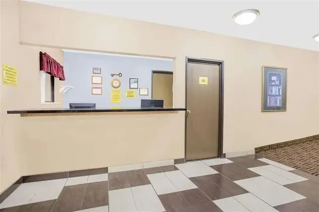 Boarders Inn & Suites by Cobblestone Hotels - Waterloo/Cedar Falls - Lobi