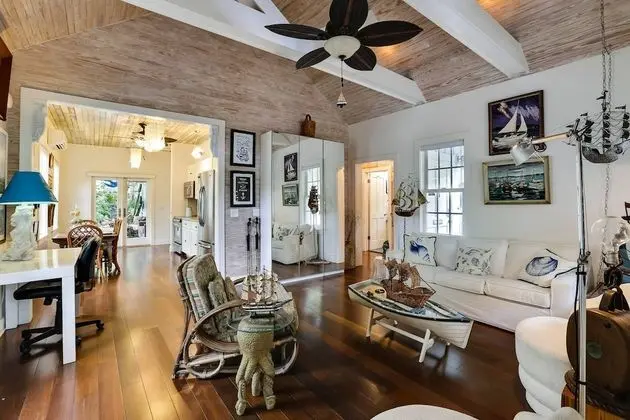 Boat House by Avantstay Character Cottage Central Location w/ Shared Pool Month Long Stays