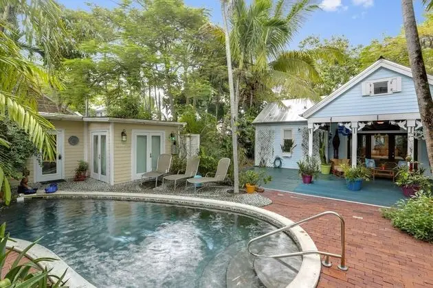 Boat House by Avantstay Character Cottage Central Location w/ Shared Pool Month Long Stays