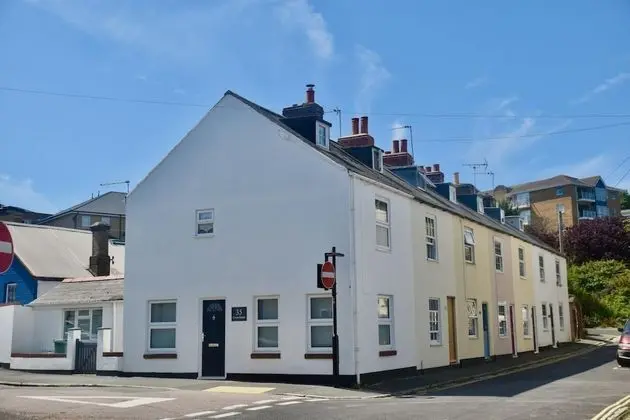 Boat House Centrally Located in the Sailing Mecca of Cowes