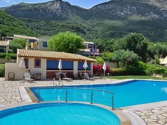 Bohemia Beach House: Comfortable Villa on the Beautiful North-east Coast! - Havuz