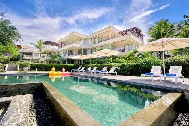 Bon Azur Beachfront Suites and Penthouses by Lov - Havuz