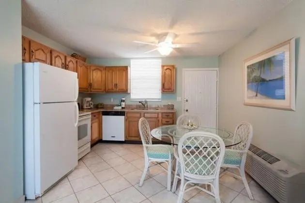 Bonita Beach Tennis Unit 1702 - Oda