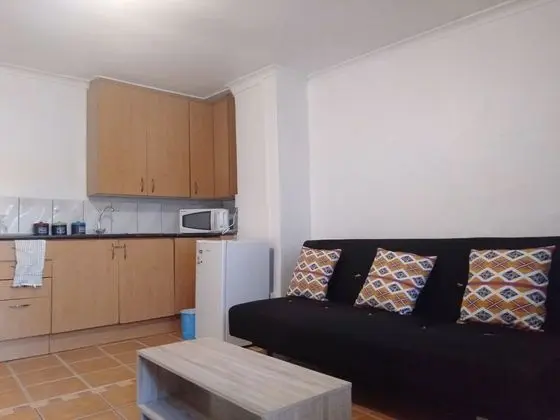 Booked Easy Guest House CT Airport - Mutfak