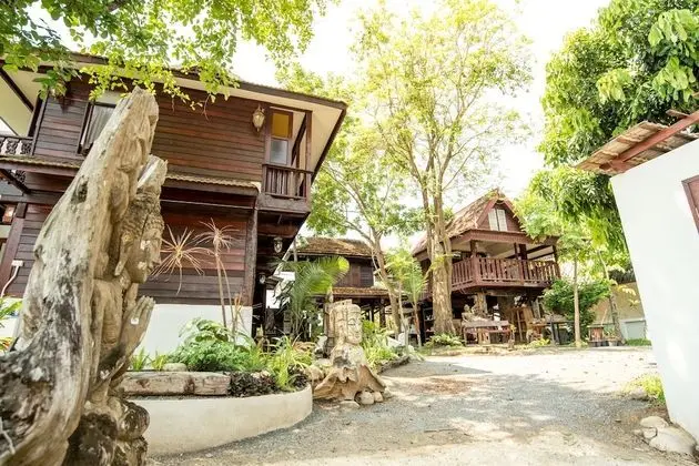 Boon Home Stay Arts and Crafts