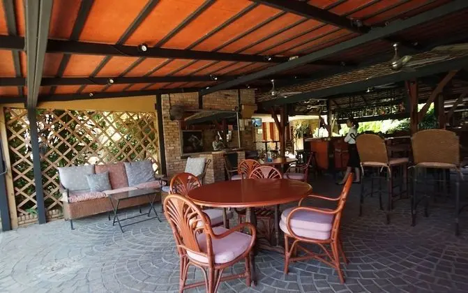 Bougainvillea Terrace House - Yerinde Yemek