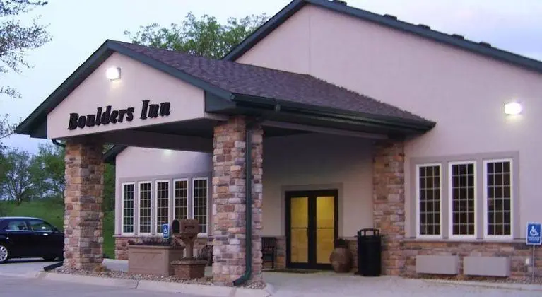Boulders Inn and Suites - Milford/Okoboji