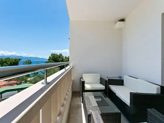 Boutique Apartment in Drvenik With Balcony