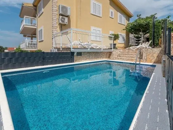 Boutique Apartment With Garden in Trogir - Dış Mekan