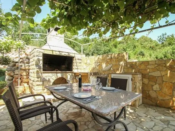 Boutique Apartment With Garden in Trogir - Yerinde Yemek