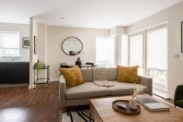 The Bow Mews - Modern Bright 2bdr Apartment With Patio