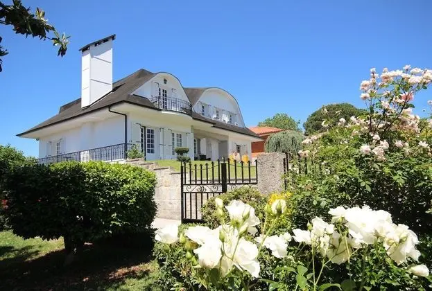 Villa Branca Barreiros Bed & Breakfast