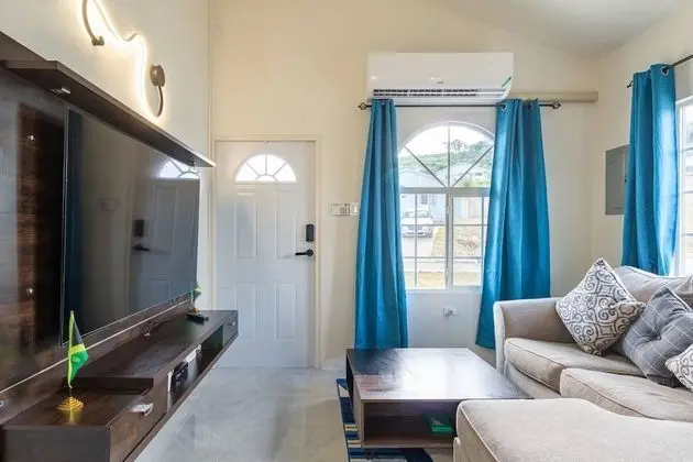 Brand New - Bungalow - Ocean View - Discovery Bay - Oda Düzeni