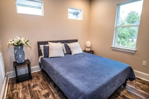 Brand NEW Large Impressive House Near Downtown! - Oda