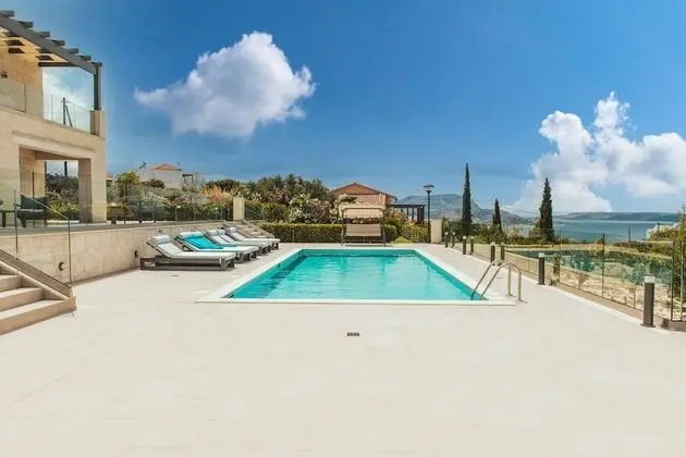 Brand new Luxury Villa With Private Heated Pool - Oda