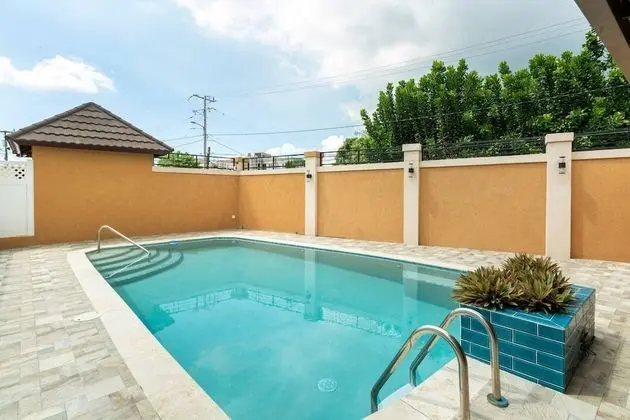 Brand New Pool Manor Park With Wifi Centrally-located