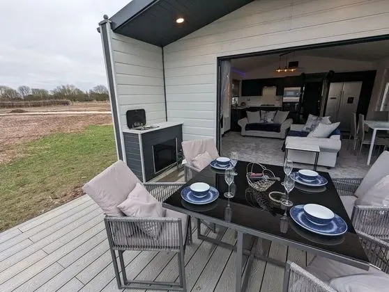 Brand New Stunning Waterside Lodge, dog Friendly