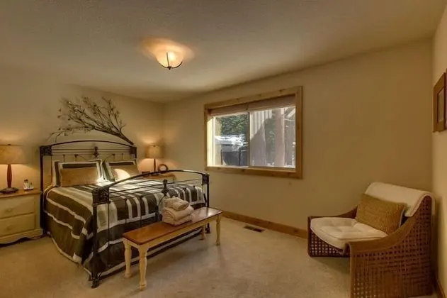Brand New Upscale Home, Hot Tub, Foosball