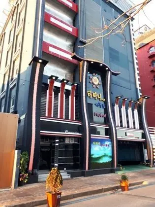 Breakfast at Tiffany's Motel