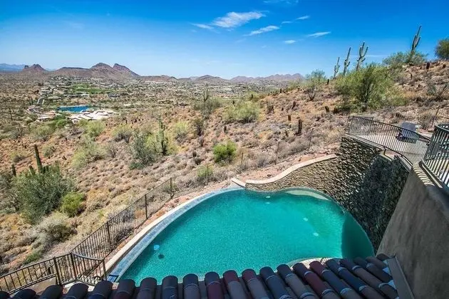 Breathtaking Views From This Hillside Masterpiece! - Havuz