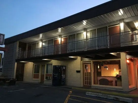 Breezwood Motel - Bar