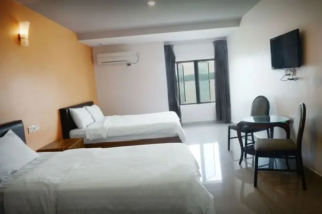 BREZZA HOTEL LUMUT - Oda