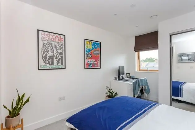 Bright 2 Bedroom Apartment Near Victoria Park