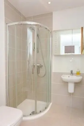 Bright 2 Bedroom Apartment Near Victoria Park - Banyo Tipleri