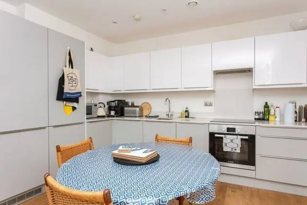 Bright 2 Bedroom Apartment Near Victoria Park - Mutfak