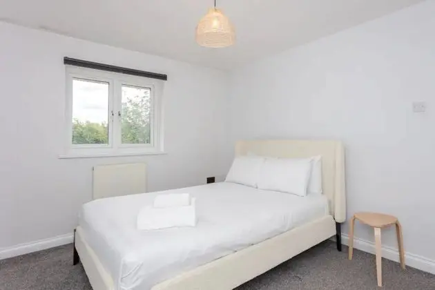 Bright 2 Bedroom House in Stratford With Garden