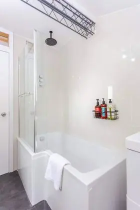 Bright 2 Bedroom House in Stratford With Garden - İç Mekan