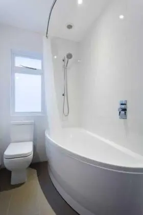 Bright & Airy 1 Bedroom Apartment in Central London - Banyo Tipleri