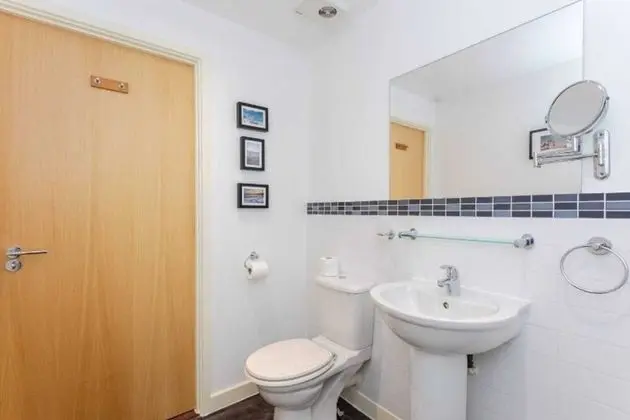 Bright & Airy 1 Bedroom Apartment in Trendy Peckham - Banyo Tipleri
