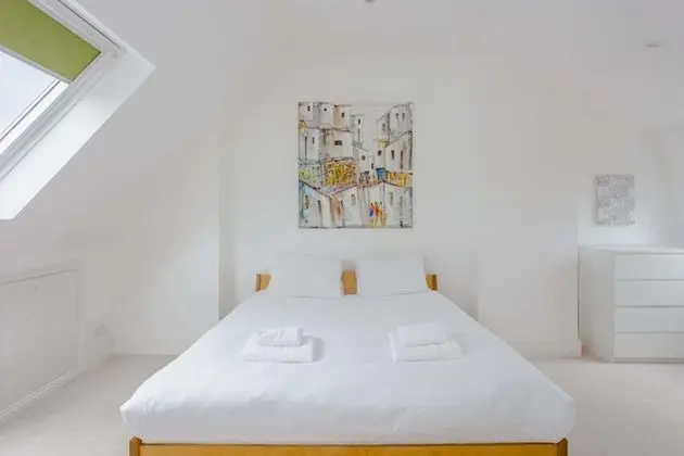 Bright and Airy 3 Bedroom Maisonette in South London