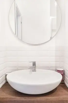 Bright Apartment in De Angeli near Subway - İç Mekan