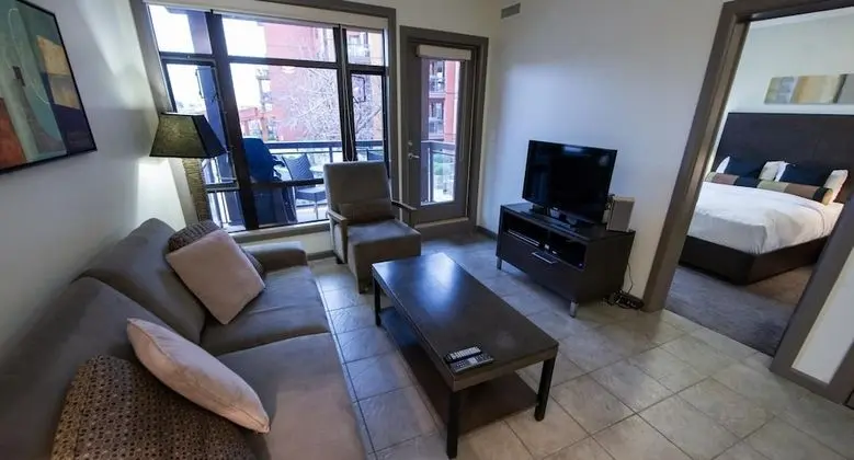 Bright Apartment Facing Pool Area #423 - Oda Düzeni